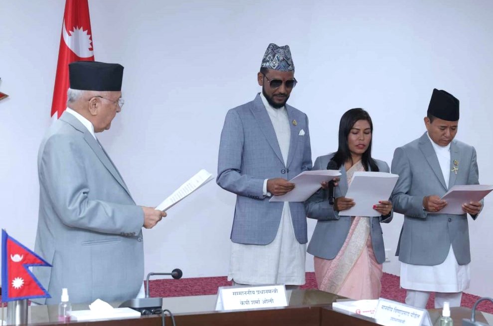 प्रधानमन्त्री समक्ष नवनियुक्त तीन राज्यमन्त्रीद्वारा गोपनीयताको शपथ&nbsp;ग्रहण
